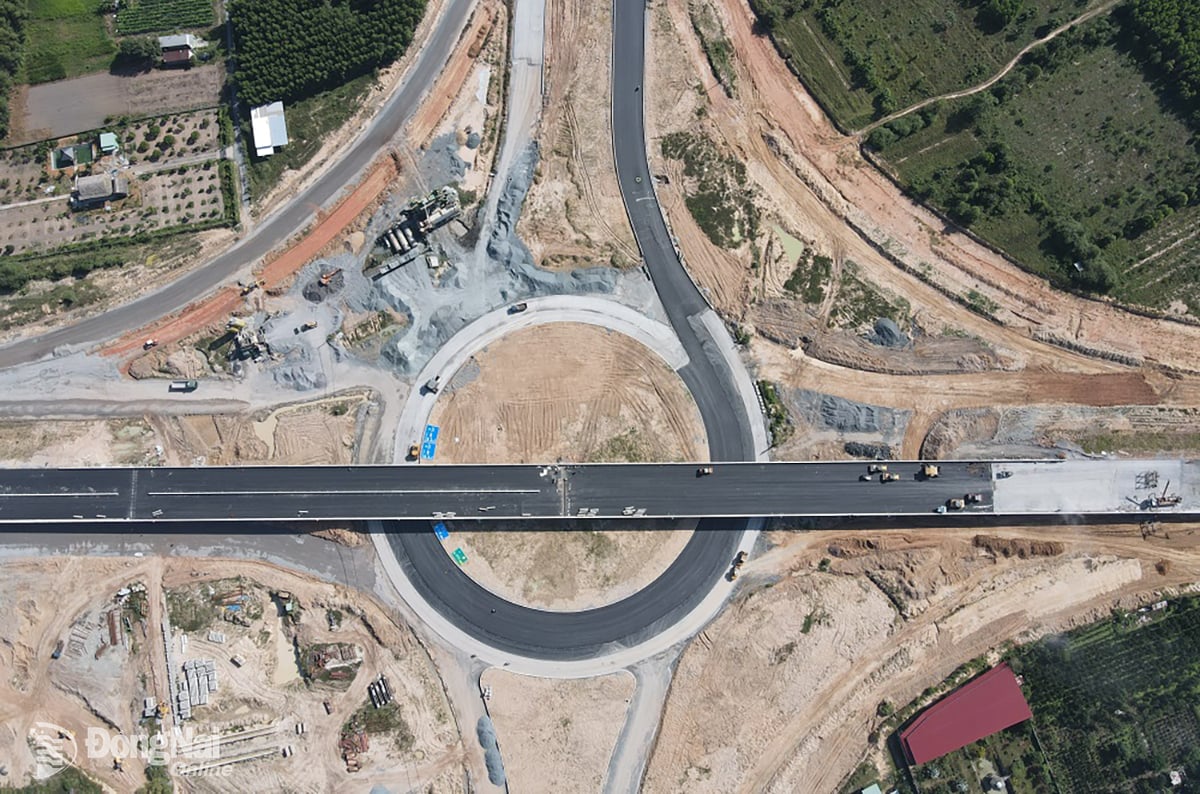 ផ្នែកជាច្រើននៃផ្លូវត្រូវបានបញ្ចប់ដោយអ្នកម៉ៅការជាមួយនឹងការចាក់បេតុង asphalt ។ រូបថត៖ Pham Tung