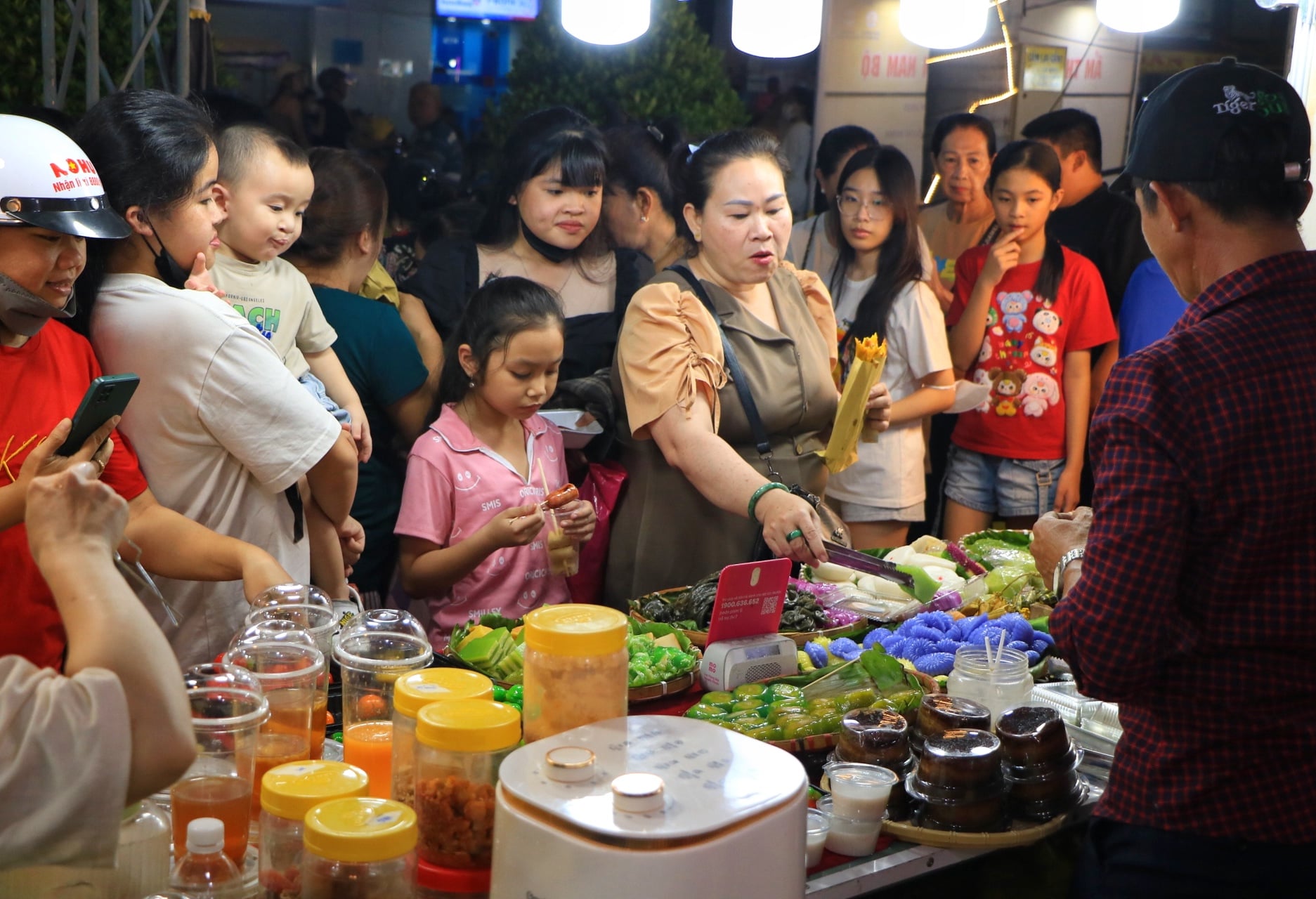 Ngay lúc này: 'Biển người' TP.HCM đổ về lễ hội ẩm thực ở ngôi chợ trăm tuổi - Ảnh 3.