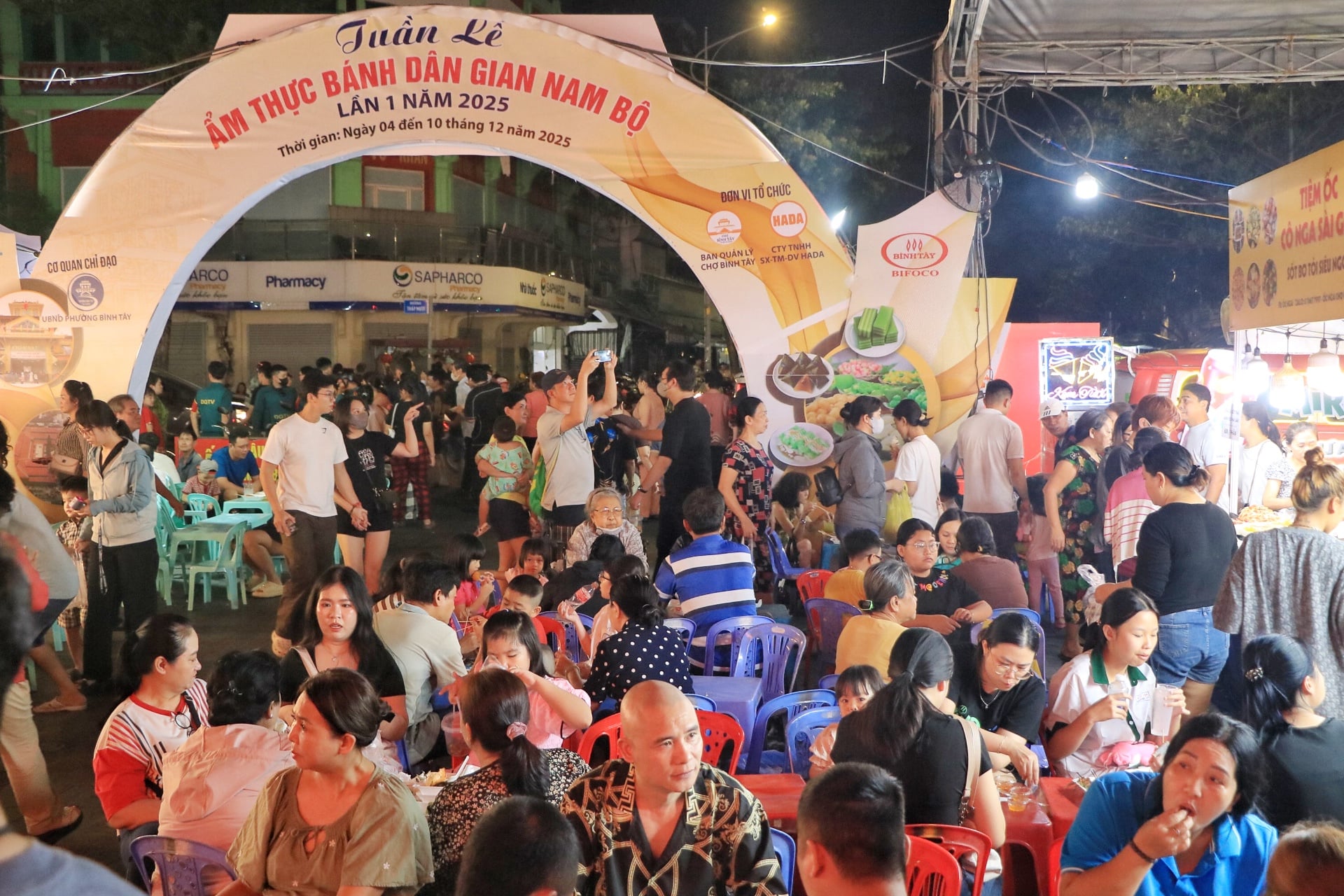 Ngay lúc này: 'Biển người' TP.HCM đổ về lễ hội ẩm thực ở ngôi chợ trăm tuổi - Ảnh 4.