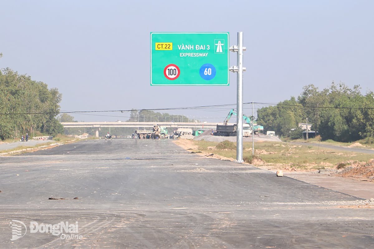 ប្រព័ន្ធផ្លាកសញ្ញាផ្លូវក៏ត្រូវបានដំឡើងផងដែរ។ រូបថត៖ Pham Tung