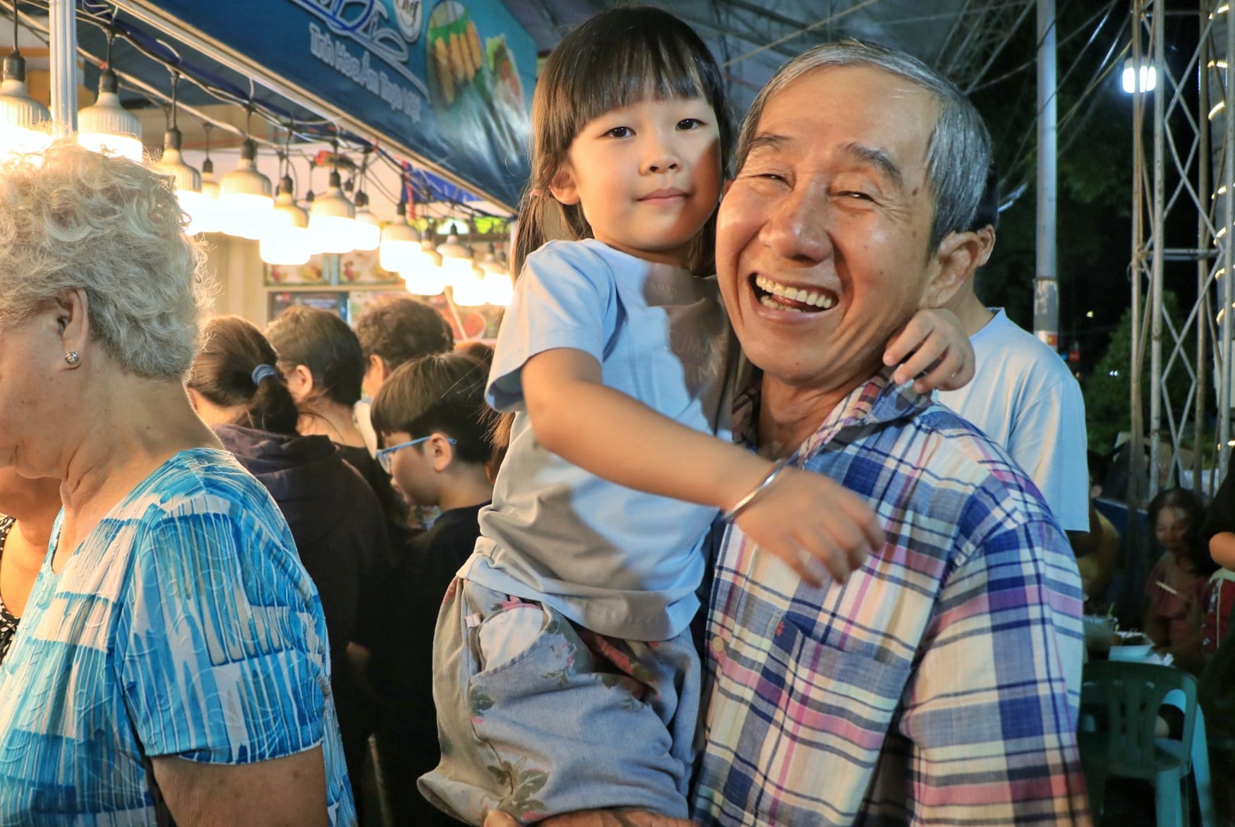 Ngay lúc này: 'Biển người' TP.HCM đổ về lễ hội ẩm thực ở ngôi chợ trăm tuổi - Ảnh 9.