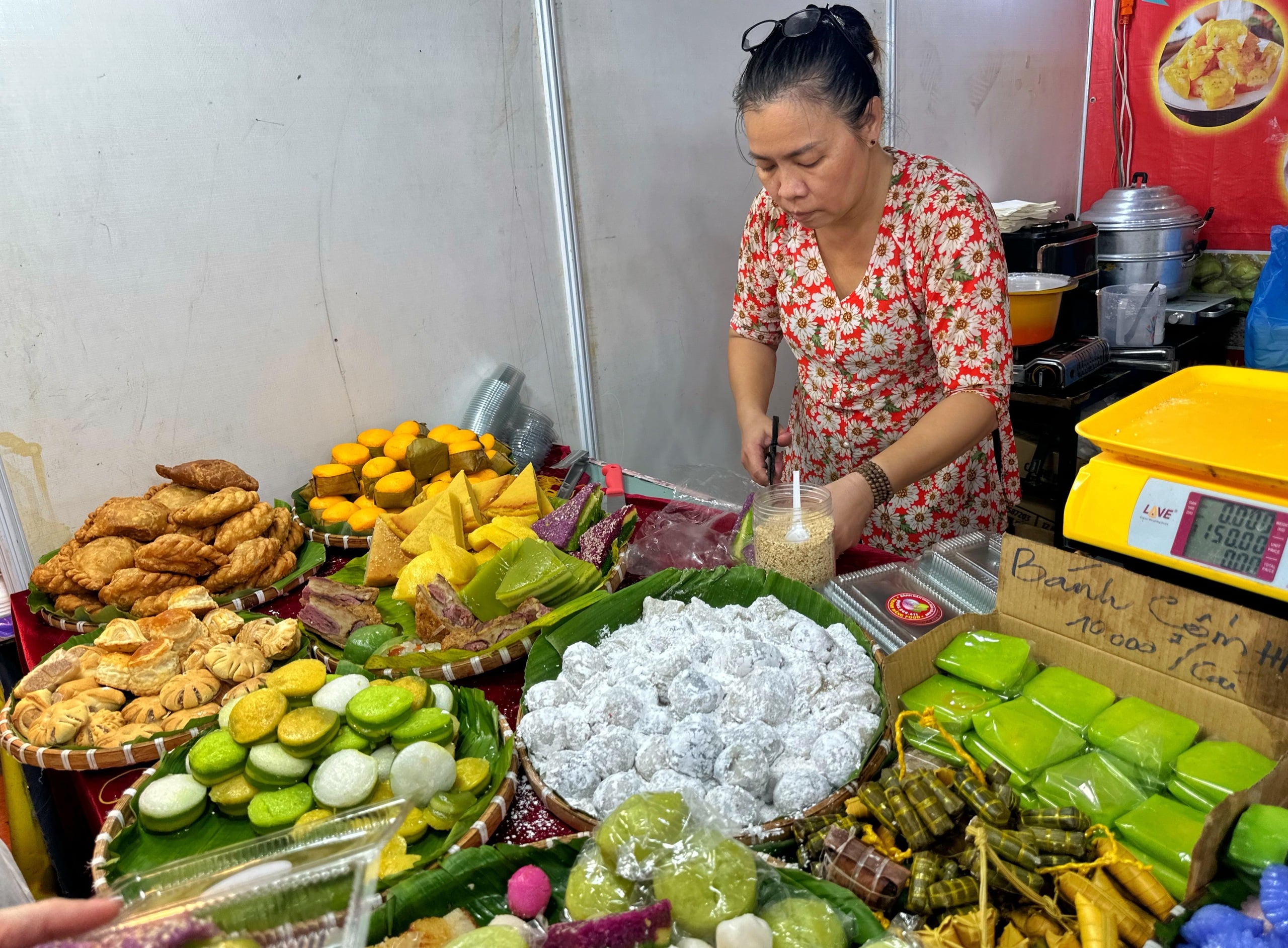 Ngay lúc này: 'Biển người' TP.HCM đổ về lễ hội ẩm thực ở ngôi chợ trăm tuổi - Ảnh 10.