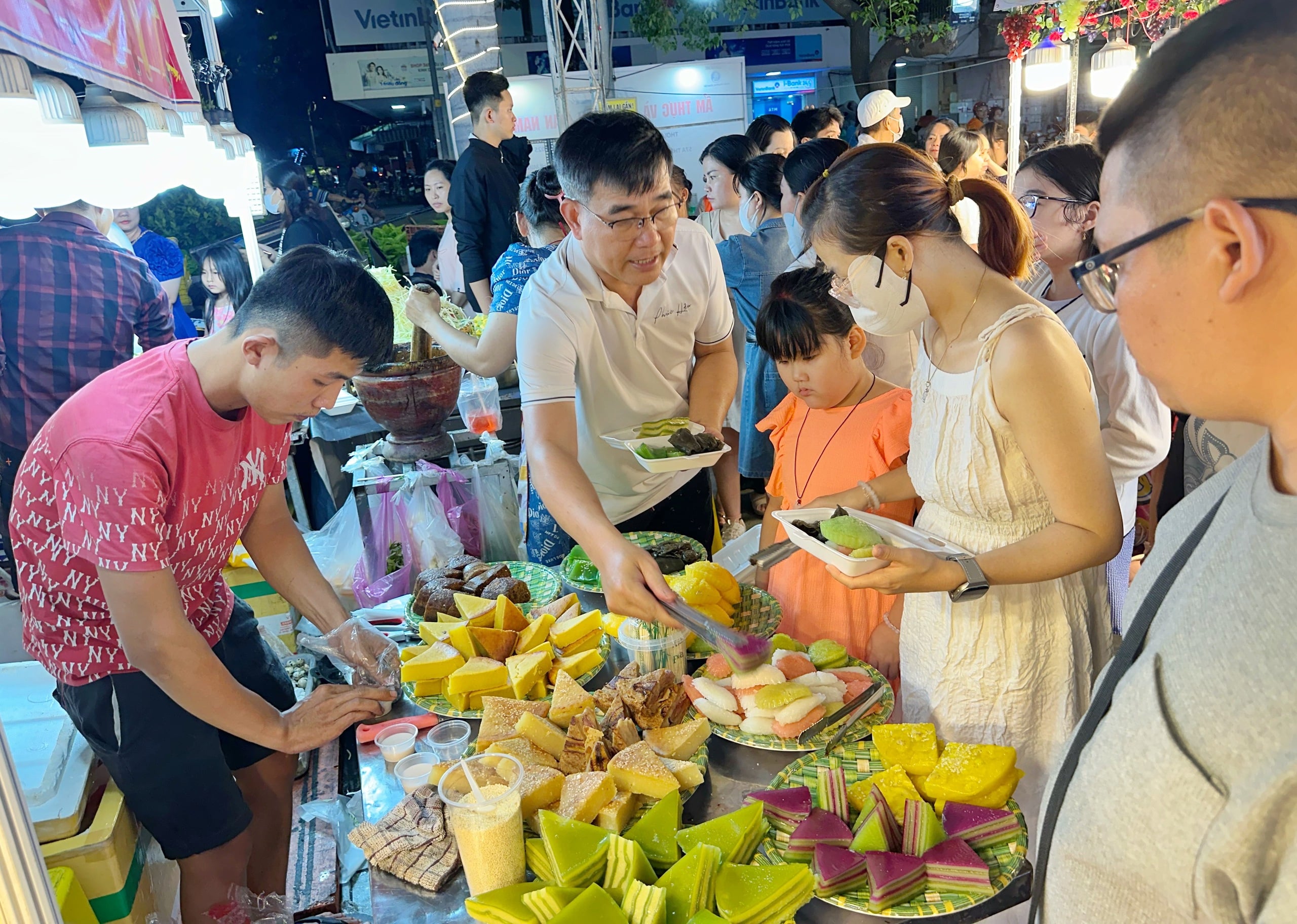 Ngay lúc này: 'Biển người' TP.HCM đổ về lễ hội ẩm thực ở ngôi chợ trăm tuổi - Ảnh 12.