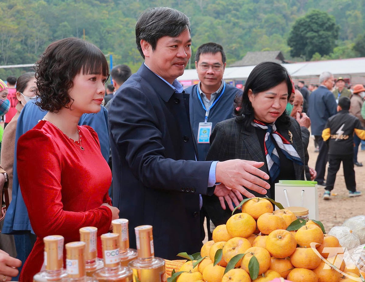 Delegates visit an agricultural booth at the Festival.