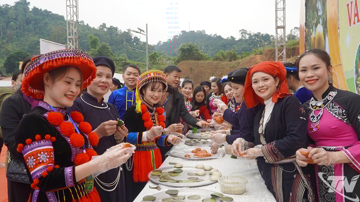 People make rice cakes at the festival.