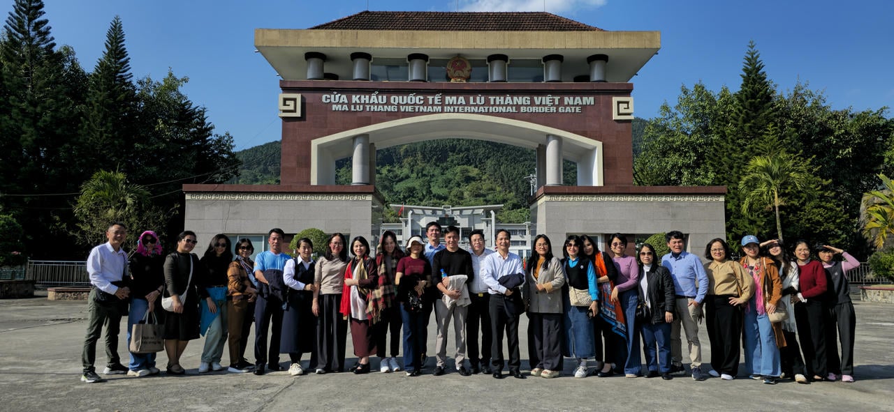 Meaningful Party meeting of capital teachers in the remote border area of Ma Lu Thang