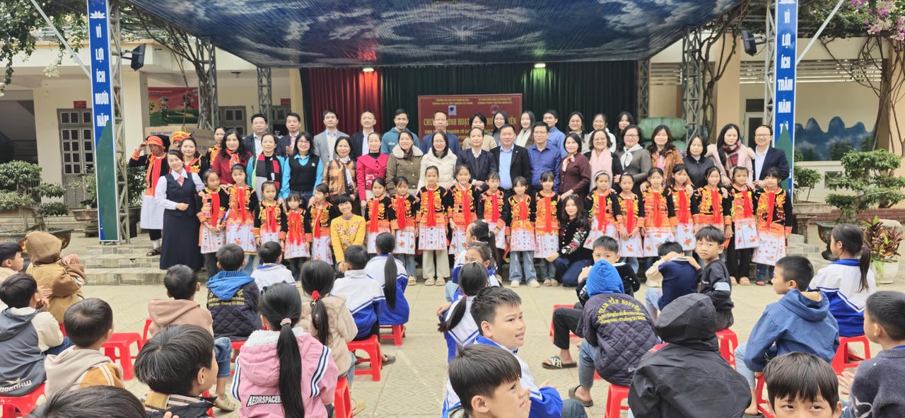 Meaningful Party meeting of capital teachers in the remote border area of Ma Lu Thang