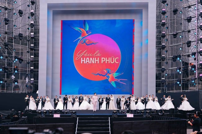 ບັນຍາກາດອັນສວຍສົດງົດງາມຂອງພິທີແຕ່ງດອງໃຫຍ່ ເນື່ອງໃນໂອກາດວັນແຫ່ງຄວາມສຸກ ຫວຽດນາມ 2025 - ພາບ 2. Những khoảnh khắc đẹp của lễ cưới tập thể trong Ngày hội Việt Nam hạnh phúc 2025 - Ảnh 2.