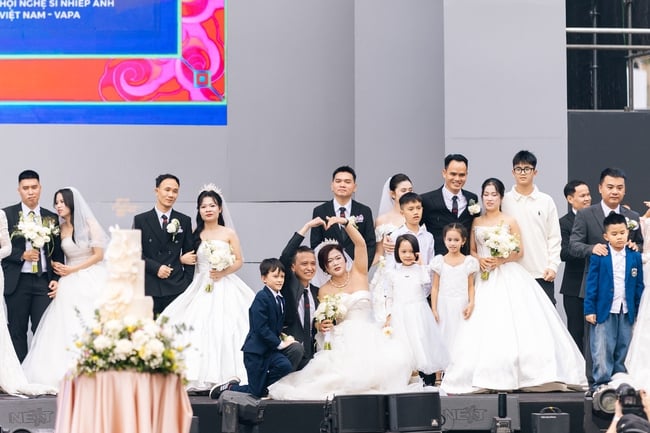 ບັນຍາກາດອັນສວຍງາມຂອງພິທີແຕ່ງດອງໃນງານວັນສຸກສັນວັນຊາດຫວຽດນາມ 2025 - ພາບ 3. Những khoảnh khắc đẹp của lễ cưới tập thể trong Ngày hội Việt Nam hạnh phúc 2025 - Ảnh 3.