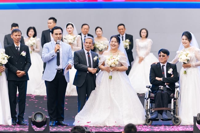 ບັນຍາກາດອັນສວຍງາມຂອງພິທີແຕ່ງດອງໃນງານວັນສຸກສັນວັນຊາດຫວຽດນາມ 2025 - ພາບ 4. Những khoảnh khắc đẹp của lễ cưới tập thể trong Ngày hội Việt Nam hạnh phúc 2025 - Ảnh 4.