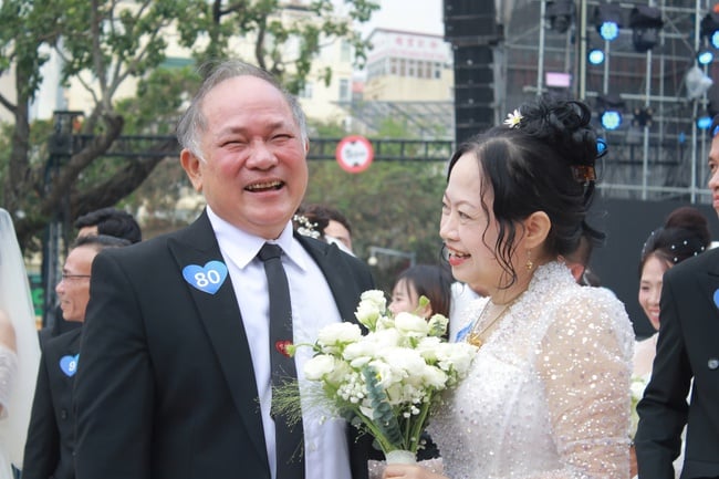 ບັນຍາກາດອັນສວຍງາມຂອງພິທີແຕ່ງດອງໃນງານວັນສຸກສັນວັນຊາດຫວຽດນາມ 2025 - ພາບ 5. Những khoảnh khắc đẹp của lễ cưới tập thể trong Ngày hội Việt Nam hạnh phúc 2025 - Ảnh 5.