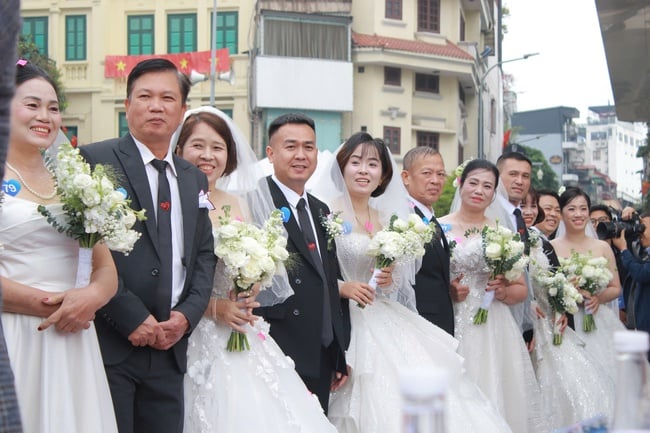 ບັນຍາກາດອັນສວຍສົດງົດງາມຂອງພິທີແຕ່ງດອງໃຫຍ່ ເນື່ອງໃນໂອກາດວັນແຫ່ງຄວາມສຸກ ຫວຽດນາມ 2025 - ຮູບ 6. Những khoảnh khắc đẹp của lễ cưới tập thể trong Ngày hội Việt Nam hạnh phúc 2025 - Ảnh 6.