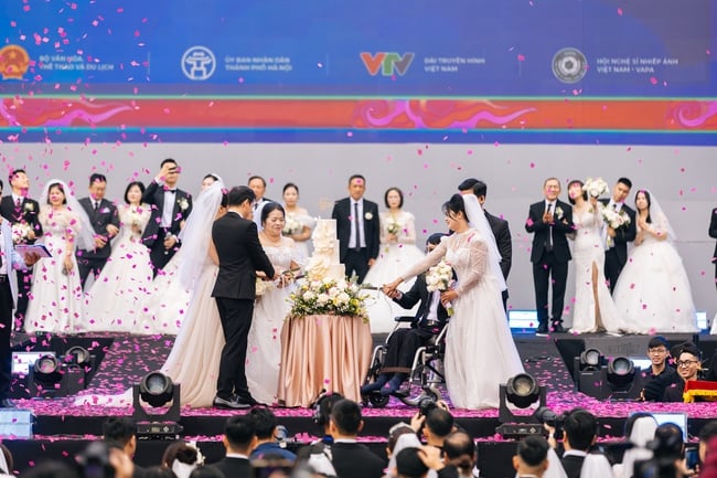 ບັນຍາກາດອັນສວຍສົດງົດງາມຂອງພິທີແຕ່ງດອງໃຫຍ່ ເນື່ອງໃນໂອກາດວັນແຫ່ງຄວາມສຸກ ຫວຽດນາມ 2025 - ພາບ 7. Những khoảnh khắc đẹp của lễ cưới tập thể trong Ngày hội Việt Nam hạnh phúc 2025 - Ảnh 7.