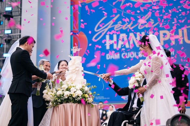 ບັນຍາກາດອັນສວຍສົດງົດງາມຂອງພິທີແຕ່ງດອງໃຫຍ່ ເນື່ອງໃນໂອກາດວັນແຫ່ງຄວາມສຸກ ຫວຽດນາມ 2025 - ຮູບ 8. Những khoảnh khắc đẹp của lễ cưới tập thể trong Ngày hội Việt Nam hạnh phúc 2025 - Ảnh 8.