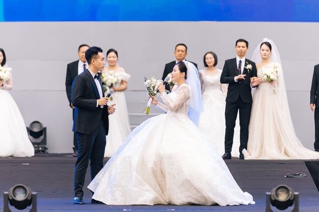 ບັນຍາກາດອັນສວຍງາມຂອງພິທີແຕ່ງດອງໃນງານວັນສຸກສັນຫວຽດນາມ 2025 - ພາບ 9. Những khoảnh khắc đẹp của lễ cưới tập thể trong Ngày hội Việt Nam hạnh phúc 2025 - Ảnh 9.