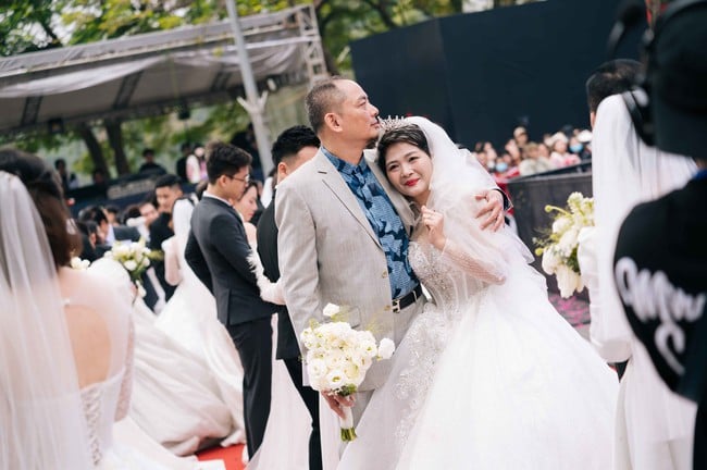 ບັນຍາກາດອັນສວຍງາມຂອງພິທີແຕ່ງດອງໃນງານວັນສຸກສັນຫວຽດນາມ 2025 - ພາບ 10. Những khoảnh khắc đẹp của lễ cưới tập thể trong Ngày hội Việt Nam hạnh phúc 2025 - Ảnh 10.