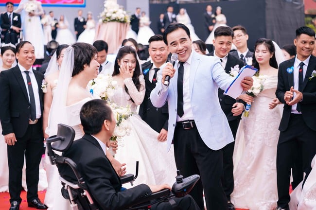 ບັນຍາກາດອັນສວຍງາມຂອງພິທີແຕ່ງດອງໃນງານວັນສຸກສັນວັນຊາດຫວຽດນາມ 2025 - ຮູບ 11. Những khoảnh khắc đẹp của lễ cưới tập thể trong Ngày hội Việt Nam hạnh phúc 2025 - Ảnh 11.