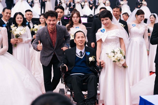 ບັນຍາກາດອັນສວຍສົດງົດງາມຂອງພິທີແຕ່ງດອງໃຫຍ່ ເນື່ອງໃນໂອກາດວັນແຫ່ງຄວາມສຸກ ຫວຽດນາມ 2025 - ພາບ 12. Những khoảnh khắc đẹp của lễ cưới tập thể trong Ngày hội Việt Nam hạnh phúc 2025 - Ảnh 12.