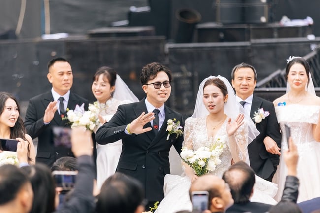 ບັນຍາກາດອັນສວຍສົດງົດງາມຂອງພິທີແຕ່ງດອງໃຫຍ່ ເນື່ອງໃນໂອກາດວັນແຫ່ງຄວາມສຸກ ຫວຽດນາມ 2025 - ຮູບ 13. Những khoảnh khắc đẹp của lễ cưới tập thể trong Ngày hội Việt Nam hạnh phúc 2025 - Ảnh 13.