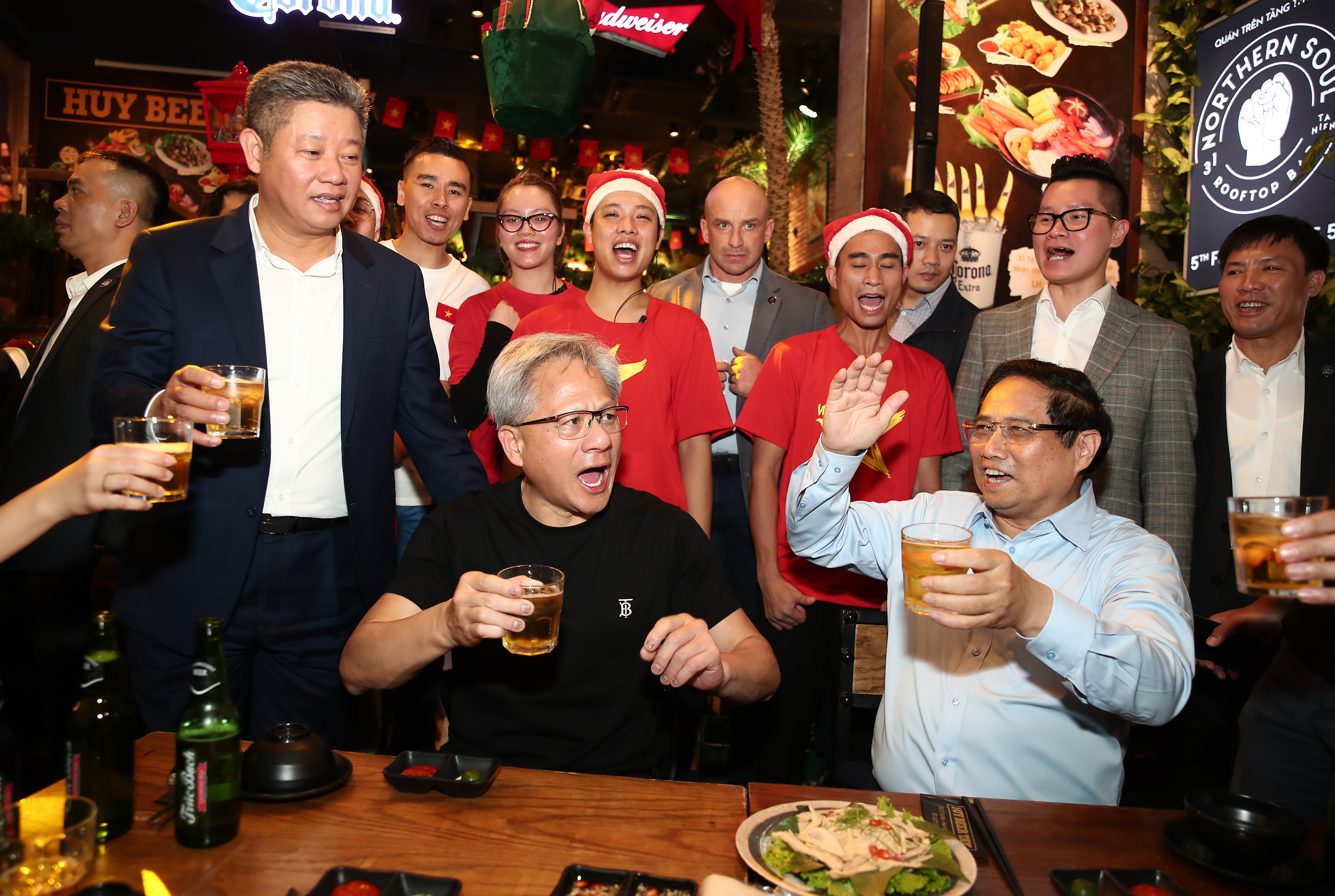 4. (Harmadik díj) Pham Minh Chinh miniszterelnök és az NVIDIA vezérigazgatója kényelmesen sétálnak az éjszakai utcákon, és Hanoi sört iszogatnak - Nguyen Giang Nam (1).jpeg