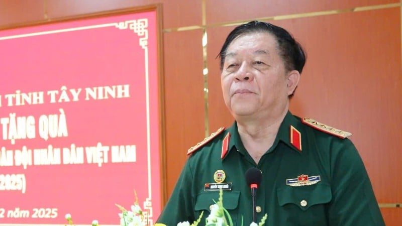 O General Nguyen Trong Nghia, membro do Politburo, Secretário do Comitê Central do Partido, membro permanente da Comissão Militar Central e Diretor do Departamento Geral de Política do Exército Popular do Vietnã, fez um discurso.