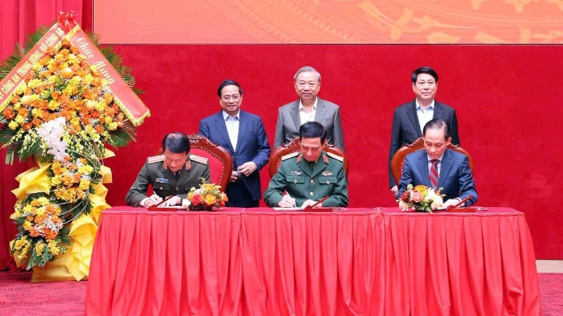 Sekretaris Jenderal To Lam, Presiden Luong Cuong, dan Perdana Menteri Pham Minh Chinh menyaksikan upacara penandatanganan Peraturan Koordinasi.