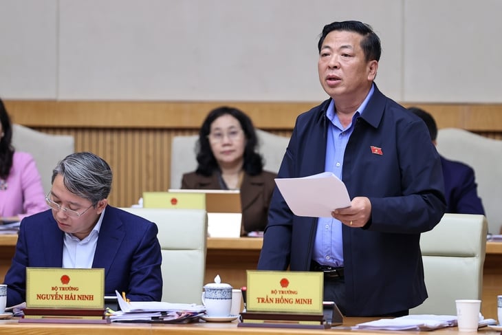 Họp Chính phủ thường kỳ: Bộ trưởng Xây dựng báo cáo về nhà ở xã hội, khắc phục đường sạt lở - Ảnh 1.