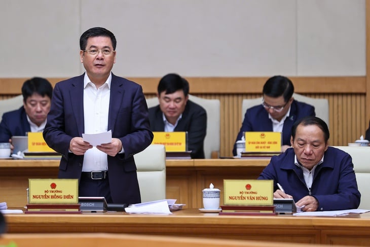 Họp Chính phủ thường kỳ: Bộ trưởng Xây dựng báo cáo về nhà ở xã hội, khắc phục đường sạt lở - Ảnh 3.