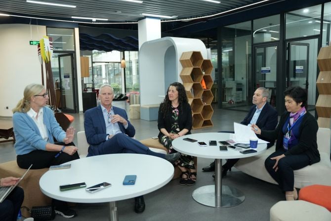 Các nhà khoa học TS. Douglas R. Lowy, GS. Maura L.Gillison, TS. John T.Schiller và TS. Aimee R.Kreimer trả lời phỏng vấn sáng 6/12 tại Đại học VinUni.