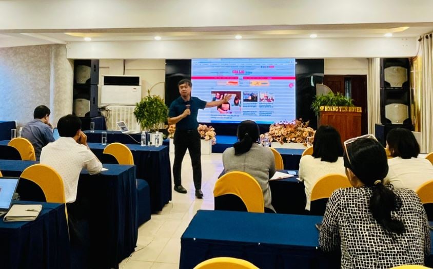 Thạc sĩ Vũ Thế Cường chia sẻ kiến thức về kỹ năng sản xuất podcast. Ảnh: Báo Gia Lai.