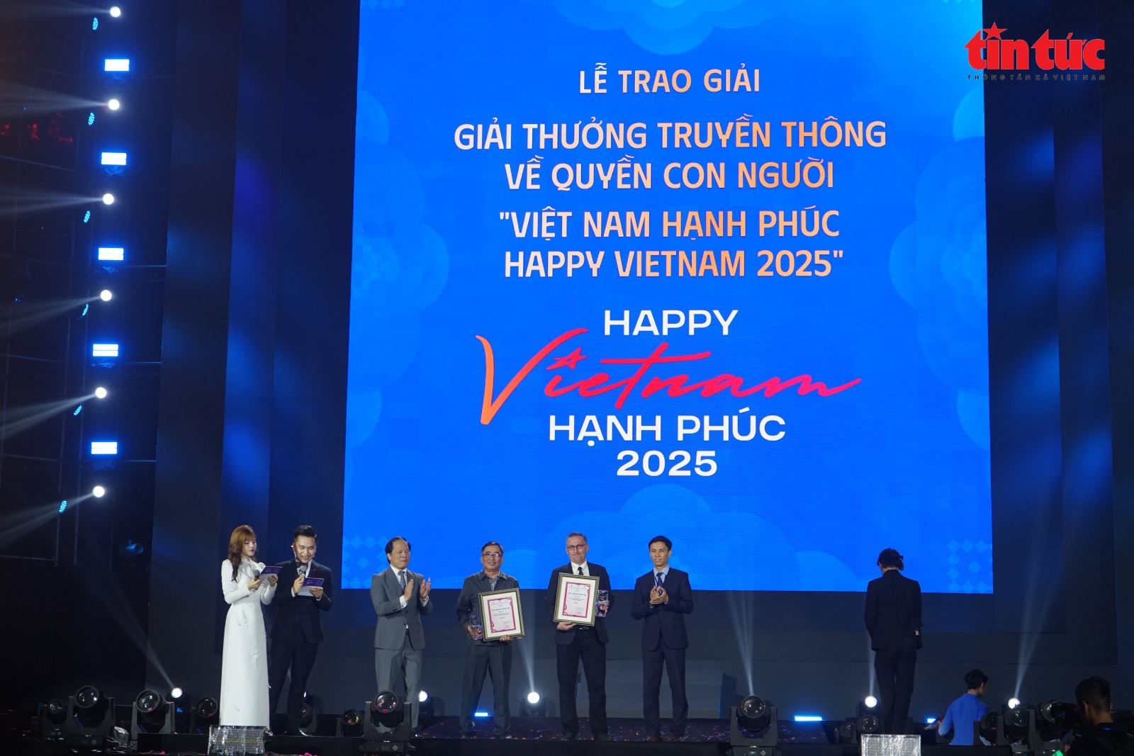 ຄຳບັນຍາຍຮູບ