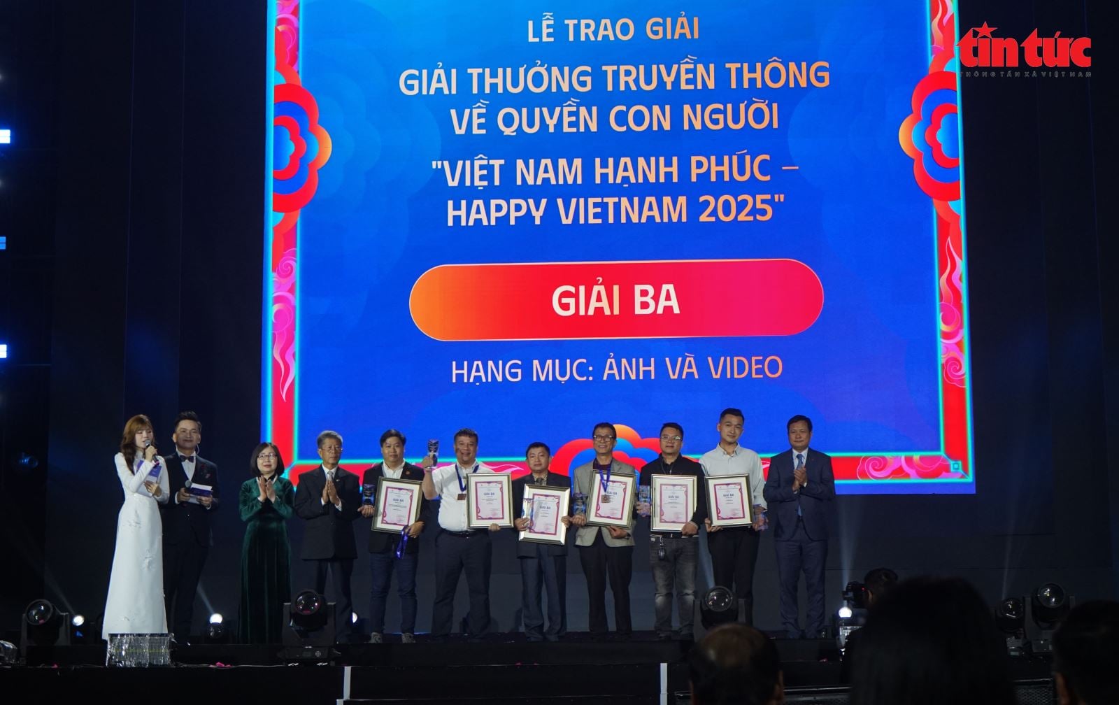 ຄຳບັນຍາຍຮູບ