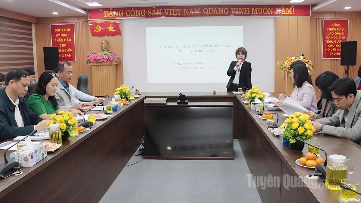 Komrad Nguyen Yen Hai, Timbalan Pengarah Jabatan Pengurusan Hutang dan Ekonomi Asing, bercakap pada persidangan latihan itu.