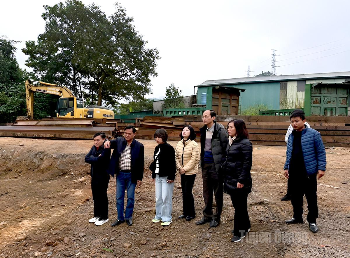 Delegasi itu memeriksa beberapa projek yang sedang dilaksanakan di wilayah Tuyen Quang.
