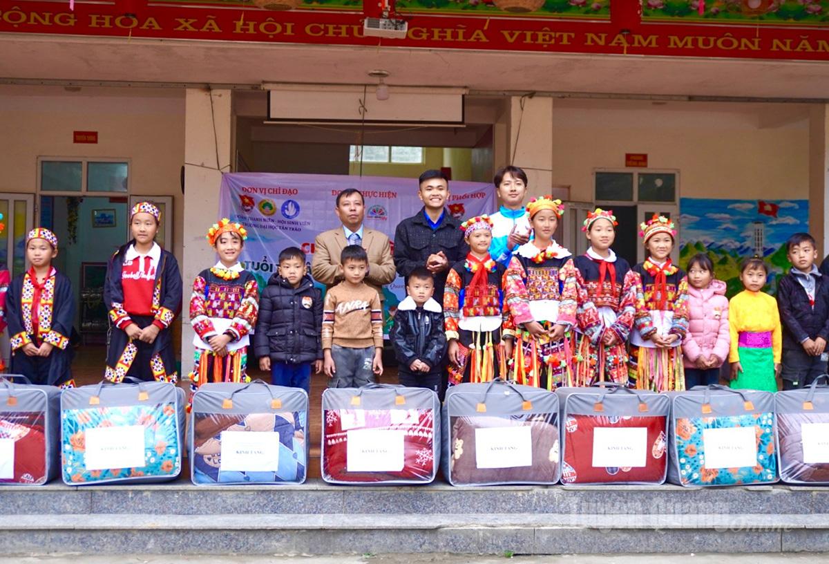 Die Organisatoren verteilten Geschenke an Schüler in schwierigen Lebenslagen.