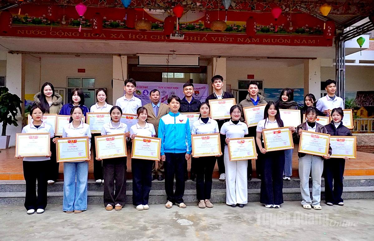 Vertreter der Jugendunion der Gemeinde Lung Cu überreichten Freiwilligen Verdiensturkunden.