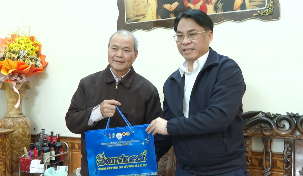 O secretário provincial do partido, Phan Thang An, visitou o camarada Hoang Trung Phong, ex-secretário-adjunto permanente do Comitê Provincial do Partido.