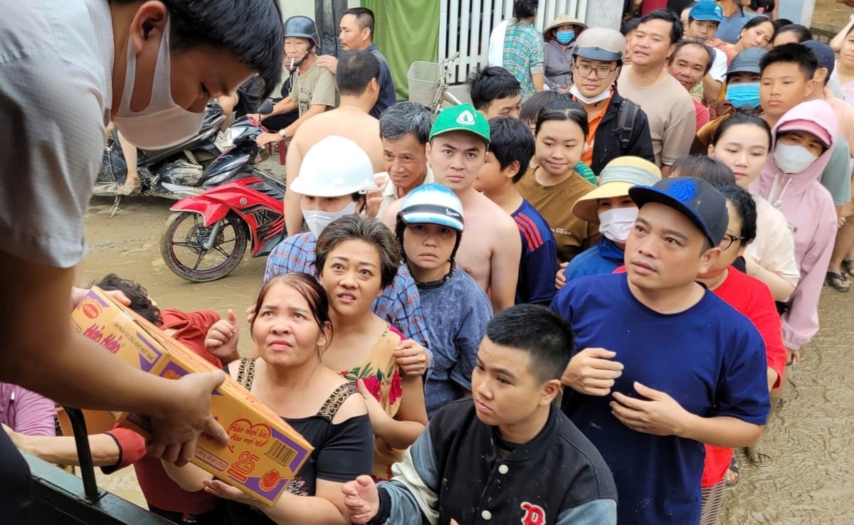 Sản phẩm đến với và con vùng lũ Khánh Hòa. Ảnh: Acecook Việt Nam.