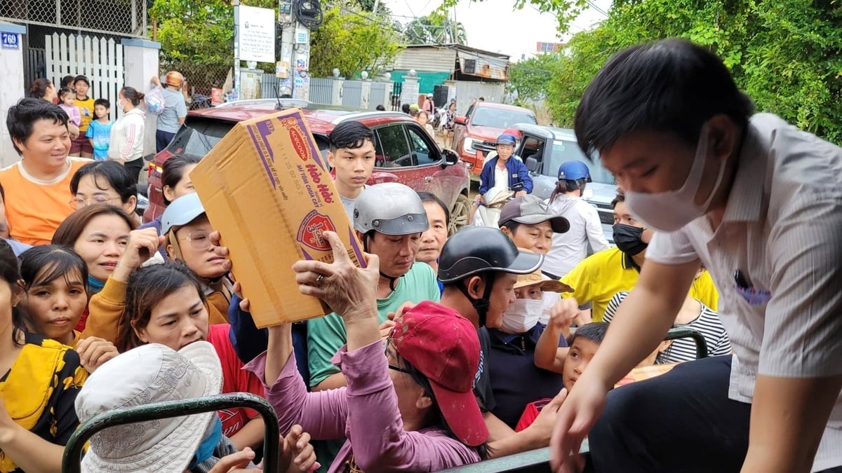 Sản phẩm đến với và con vùng lũ Khánh Hòa. Ảnh: Acecook Việt Nam.