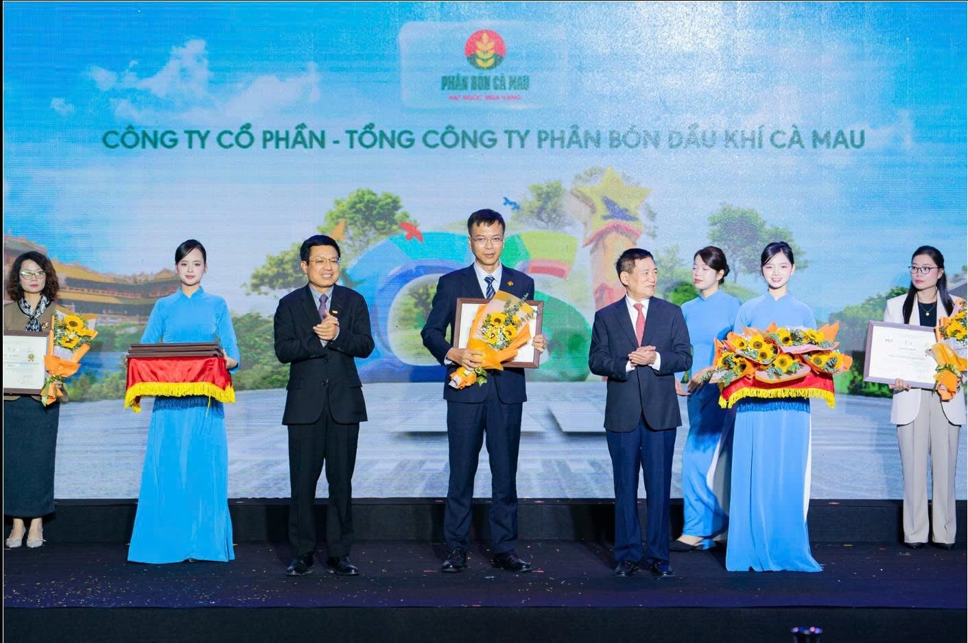 Ông Lê Đức Quang – Thành viên Hội đồng Quản trị PVCFC đại diện Tổng công ty nhận giải thưởng Top 10 Doanh nghiệp bền vững lĩnh vực sản xuất năm 2025. Ảnh: PVCFC.