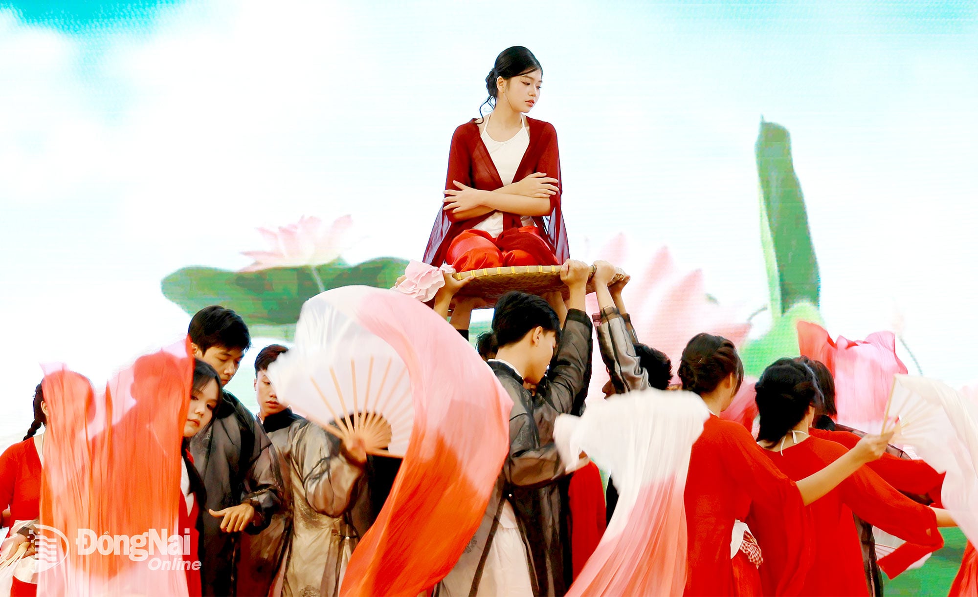 Aufführung einer volkstümlichen Malvorführung durch Schüler der zweisprachigen Lac Hong Grund-, Mittel- und Oberschule (Stadtteil Tran Bien). Foto: NVCC Auf ...