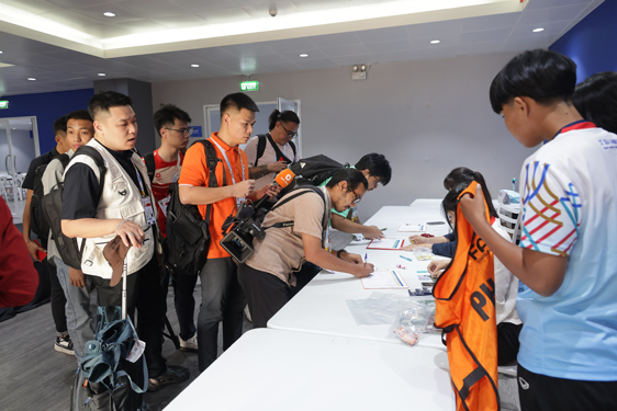 Chủ nhà Thái Lan chạy đua trước lễ khai mạc - Ảnh 1.