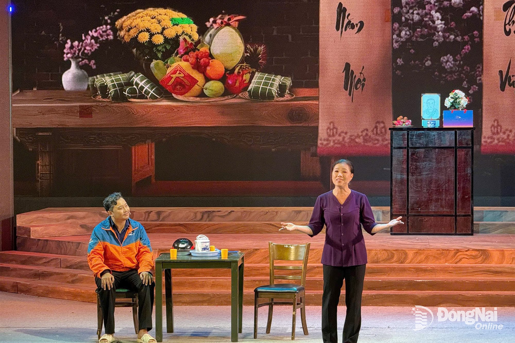 ໂຮງລະຄອນສິລະປະ ດົ່ງນາຍ ໄດ້ສະແດງບົດລະຄອນທີ່ໄດ້ຮັບການປະຕິຮູບ “ລະດູໃບໄມ້ປົ່ງນີ້ພວກເຮົາມີຕໍ່ກັນ” ເພື່ອຮັບໃຊ້ປະຊາຊົນທຸກຊັ້ນວັນນະໃນເດືອນ 12/2025. ພາບ: My Ny