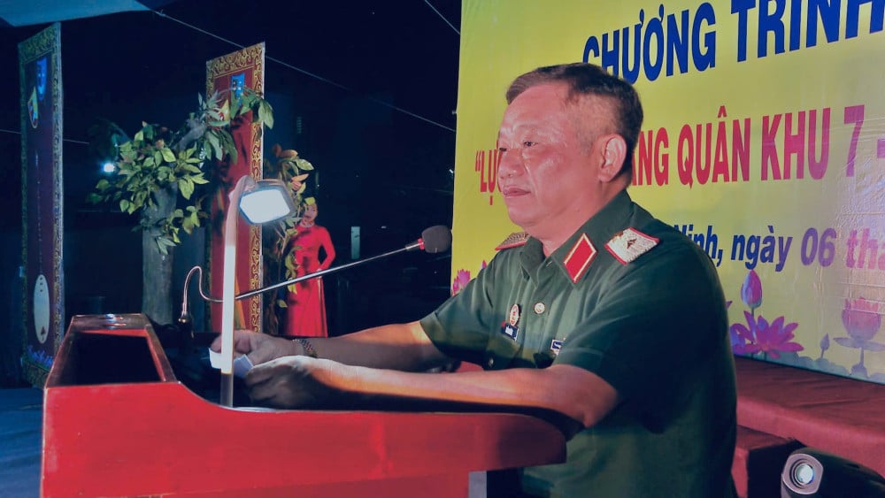 Programul artistic Cai Luong „Forțele Armate ale Regiunii Militare 7 - 80 de ani de cântece eroice care răsună veșnic”