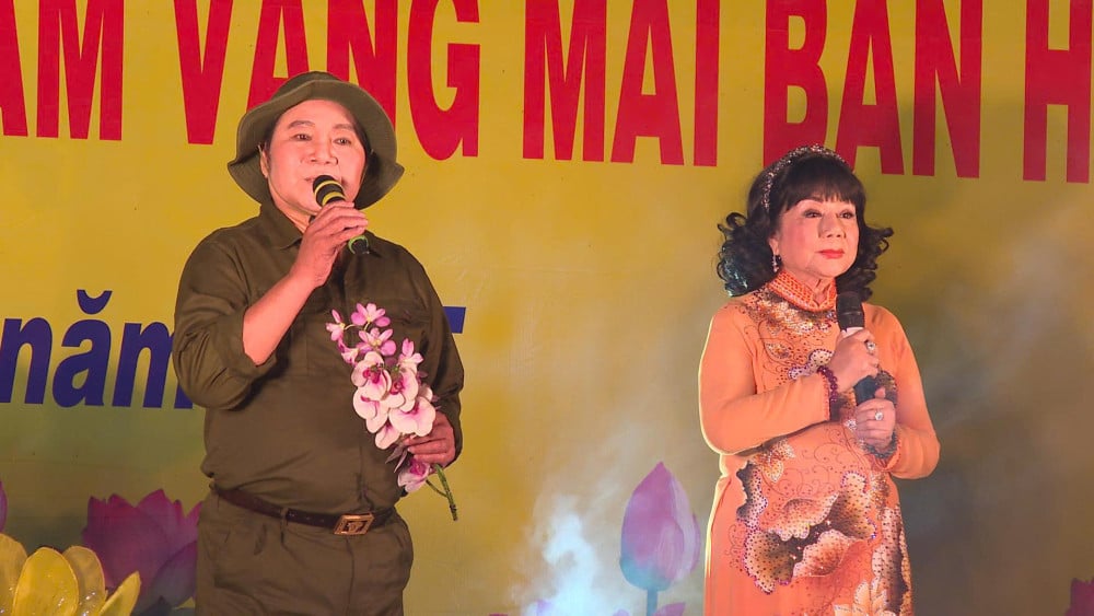 Programul artistic Cai Luong „Forțele Armate ale Regiunii Militare 7 - 80 de ani de cântece eroice care răsună veșnic”