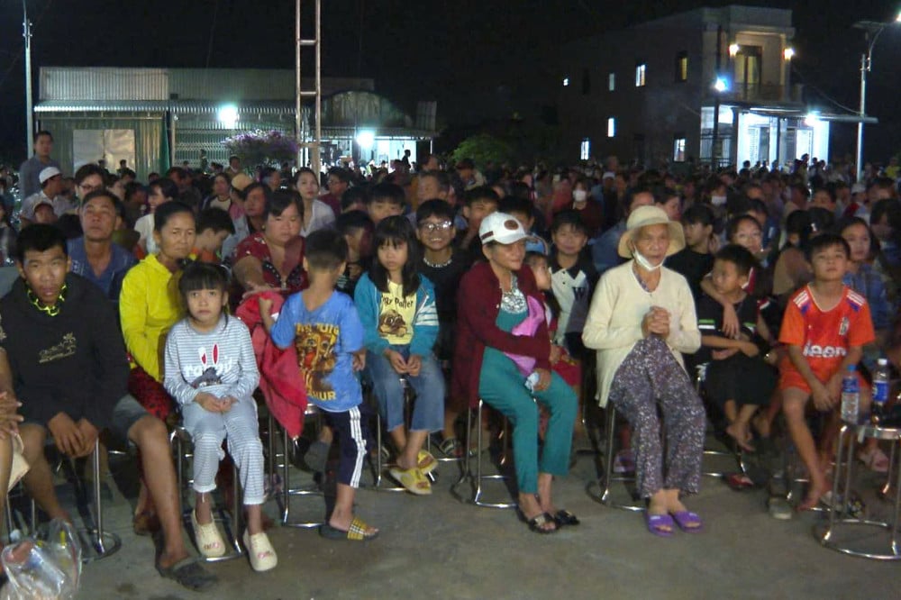 Programul artistic Cai Luong „Forțele Armate ale Regiunii Militare 7 - 80 de ani de cântece eroice care răsună veșnic”