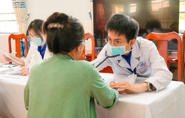 Mil moradores de Ca Mau foram examinados para detectar doenças cardiovasculares e diabetes, além de receberem atendimento odontológico gratuito - Foto 1. 1000 người dân Cà Mau được tầm soát bệnh tim mạch, đái tháo đường và chăm sóc răng miệng miễn phí- Ảnh 1.