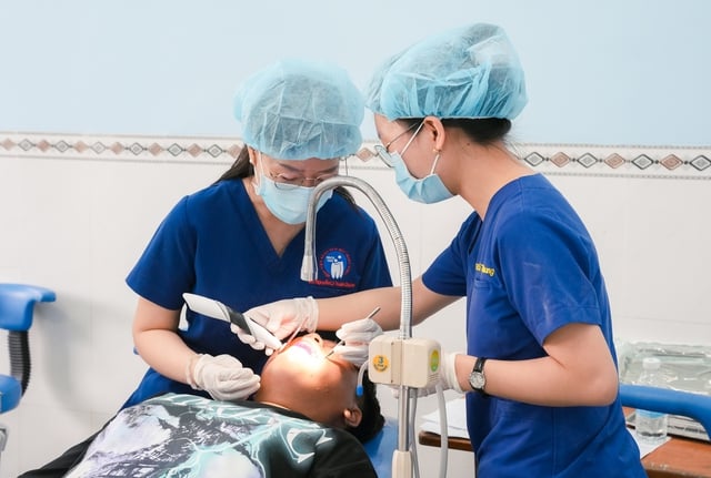 Mil moradores de Ca Mau foram examinados para detectar doenças cardiovasculares e diabetes, além de receberem atendimento odontológico gratuito - Foto 2. 1000 người dân Cà Mau được tầm soát bệnh tim mạch, đái tháo đường và chăm sóc răng miệng miễn phí- Ảnh 2.