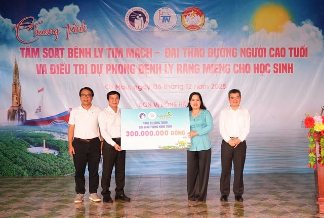 Mil moradores de Ca Mau foram examinados para detectar doenças cardiovasculares e diabetes, além de receberem atendimento odontológico gratuito - Foto 3. 1000 người dân Cà Mau được tầm soát bệnh tim mạch, đái tháo đường và chăm sóc răng miệng miễn phí- Ảnh 3.