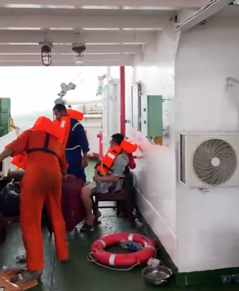 ជួយសង្គ្រោះសមាជិកនាវិកវៀតណាម ១៣ នាក់នៅលើកប៉ាល់ដែលកំពុងមានបញ្ហាក្នុងដែនទឹកម៉ាឡេស៊ី - រូបថត ១. Giải cứu 13 thuyền viên Việt Nam trên tàu gặp sự cố tại vùng biển Malaysia- Ảnh 1.